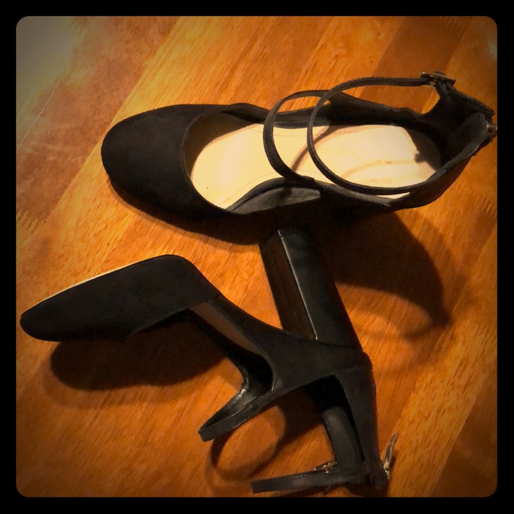 BCBG suede pumps